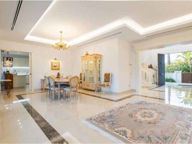 Villa de lujo junto al mar en Estepona, a solo 130 metros de la costa