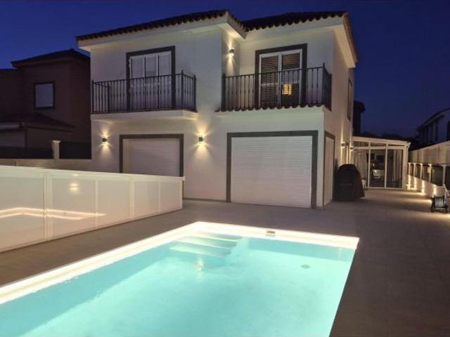 VILLA DE LUJO RECIÉN RENOVADA A POCOS PASOS DEL CENTRO DE MELONERAS. PISCINA PRIVADA CLIMATIZADA. GA