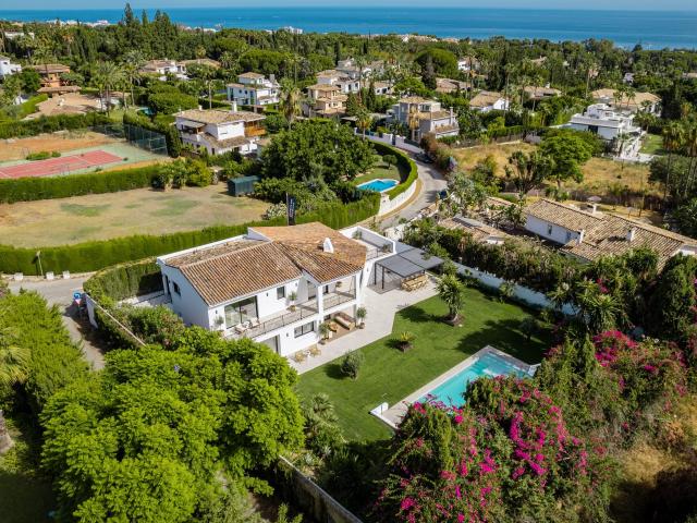 Villa de lujo reformada con vistas al mar en la Milla de Oro de Marbella