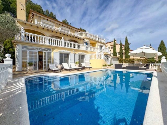 Villa de lujo renovada con vistas al mar, golf y Montgó en L. 394m² Pedreguer