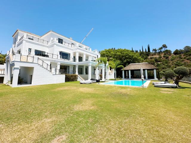Villa de Lujo Renovada en Venta en El Madroñal con Vistas al Mar y Montaña – Costa del Sol