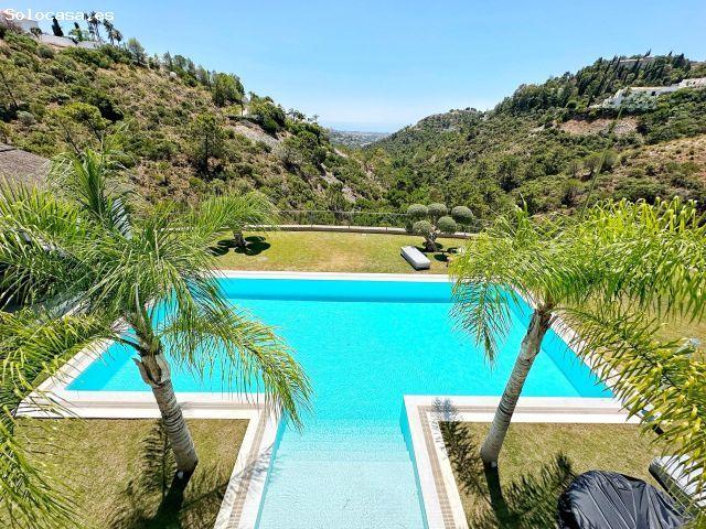 Villa de Lujo Renovada en Venta en El Madroñal con Vistas al Mar y Montaña – Costa del Sol