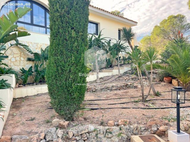 Villa de lujo totalmente renovada con vistas panorámicas al mar en una parcela