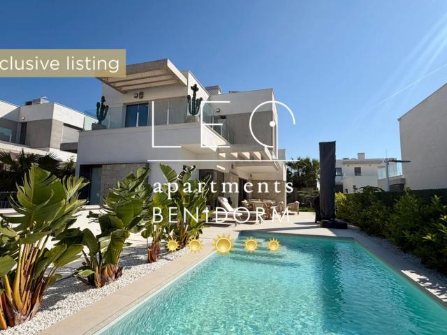 Villa 2024 en Ubicación Privilegiada – Paneles Solares, Piscina Climatizada, Vistas al Mar y a la Montaña, Garaje para 2 Coches