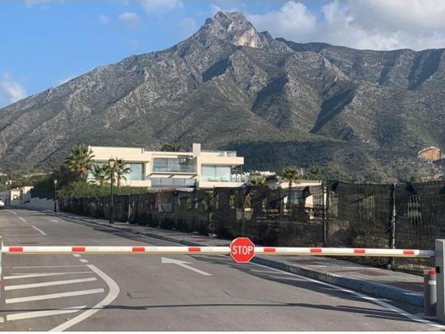 Villa de lujo 5 dormitorios y 6 baños con vistas al mar en la Milla de Oro, Marbella
