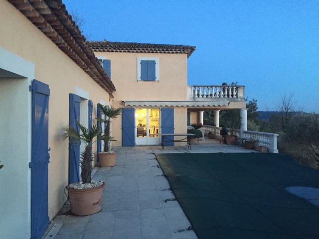 Villa de luxe avec vue panoramique et piscine à débordement. 236m² Montauroux