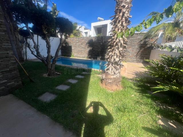Villa de luxe à louer à Ain Diab. Surface de 350 m². Porte blindée, sécurité