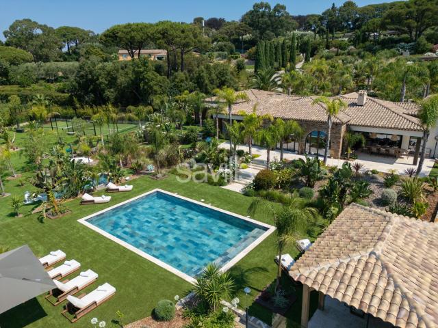 Villa de luxe à Saint Tropez avec parc paysager et esprit resort