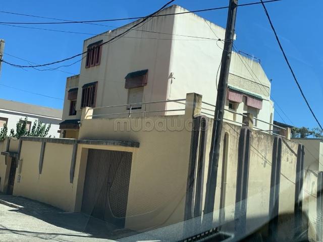 Villa de luxe à vendre à Jbel Kbir. 5 belles chambres. Système de parabole et salon marocain