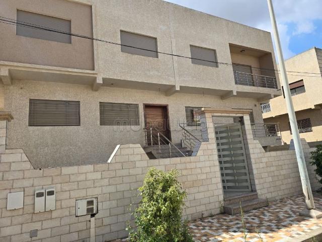 Villa de luxe à vendre en Centre ville. 4 chambres agréables. Jardin et terrasse