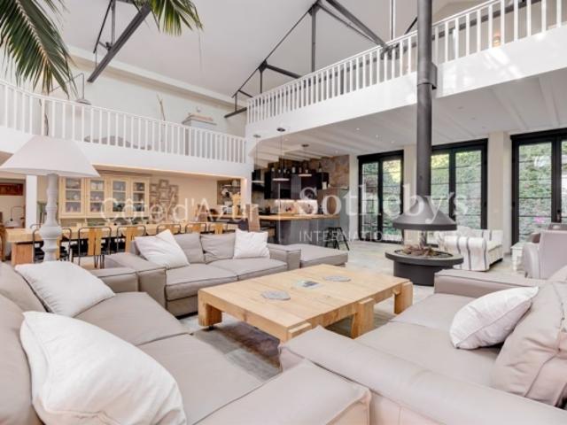 Villa de luxe de 315 m² à Cannes, proche La Croisette Rénovation élégante et volumes atypiques
