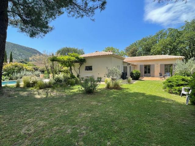 Villa de luxe de 7 pièces en vente Maubec, Provence Alpes Côte d'Azur