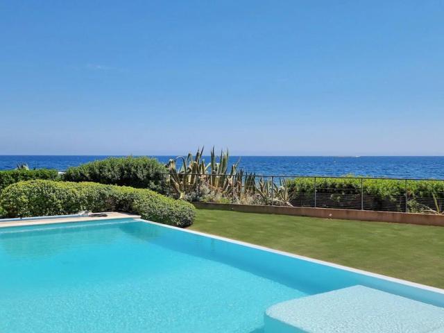Villa de luxe pieds dans l'eau avec accès direct à la plage. 211m² Les Issambres