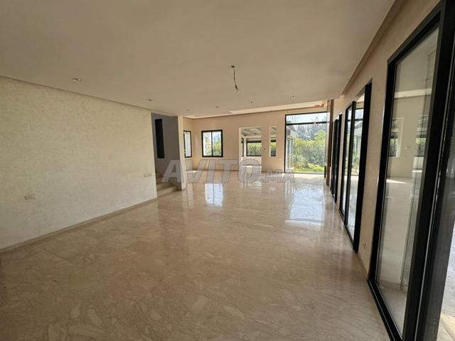 Villa de luxe vide à louer avec piscine