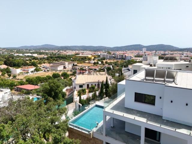 Villa de luxo nova construída com 5 quartos, com elevador, piscina e jardim