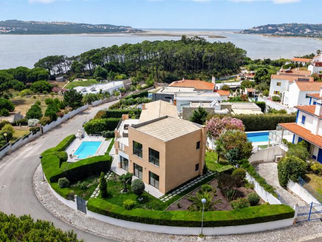 Villa de Luxo com Vistas Panorâmicas para a Lagoa e o Oceano 273m² Nadadouro