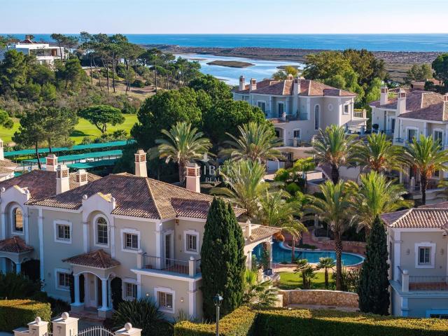 Villa de Luxo Renovada junto à Praia, para venda na Localiza. 332m² Almancil
