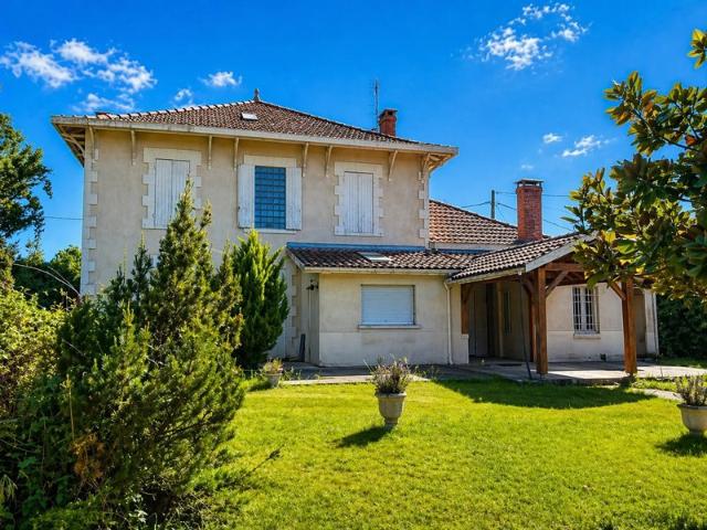Villa de maître en vente 8 pièces sur 12158 m² à Salles