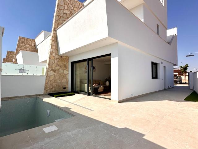 VILLA DE NUEVA CONSTRUCCIÓN DE 3 DORMITORIOS, LLAVE EN MANO, TOTALMENTE AMUEBLADA, PISCINA PRIVADA Y SOLÁRIUM