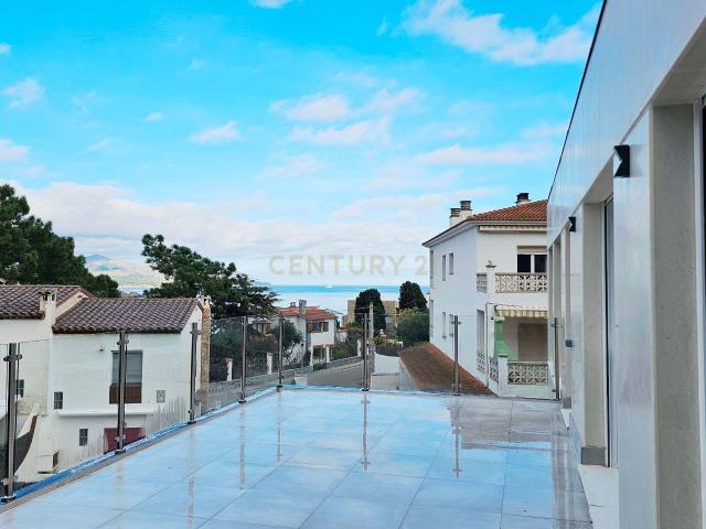Villa de obra nueva con piscina infinita, terrazas y vistas al mar en Llançà