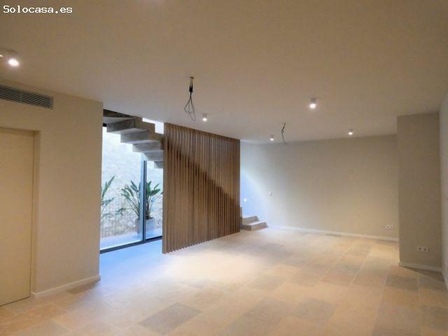 Villa de obra nueva con piscina privada, vistas al mar y a la montaña en