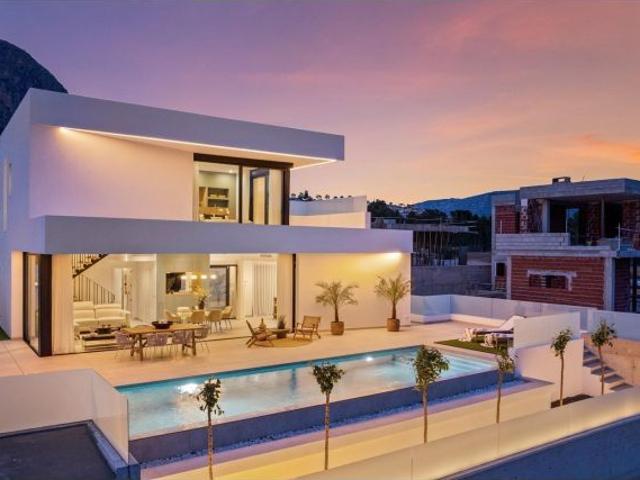 Villa de obra nueva de 3 dormitorios en Polop con piscina privada