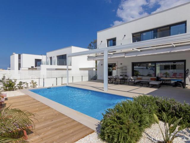 Villa de obra nueva en Dénia construida en 2022. Piscina p. 200m² Dénia