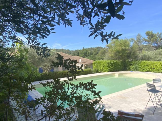 Villa de plain pied au calme, terrain avec piscine et vue d