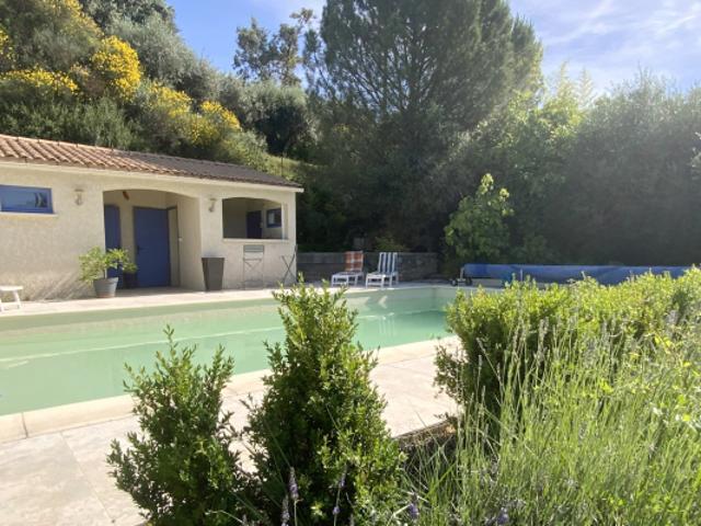 Villa de plain pied au calme, terrain avec piscine et vue d