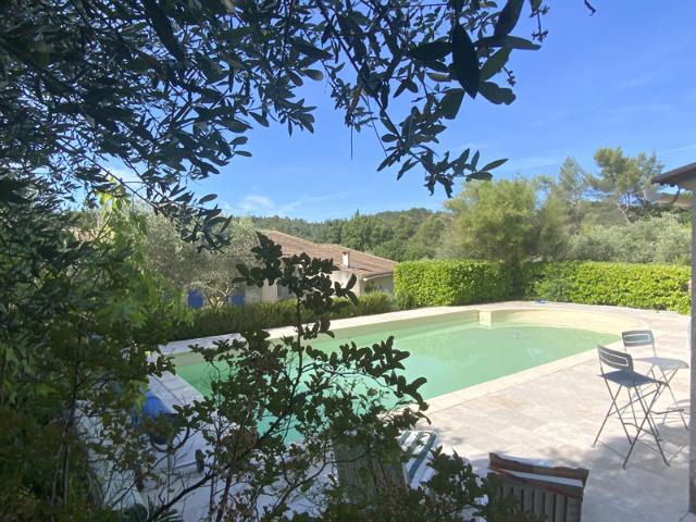 Villa de plain pied au calme, terrain avec piscine et vue d