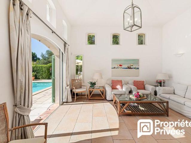 Villa de plain pied avec grand garage et piscine au calme et vue dégagée