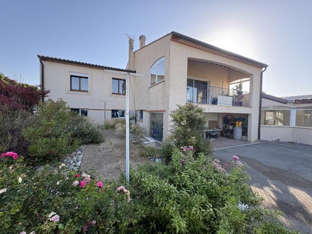 VILLA DE PLAIN PIED AVEC GRAND SOUS SOL PISCINE COUVERTE VERANDA JARDIN CLOS DE 5366 M2 A 6 KMS DE CAST