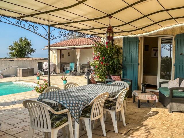 Villa de plain pied avec dépendances d'environ 80 m2