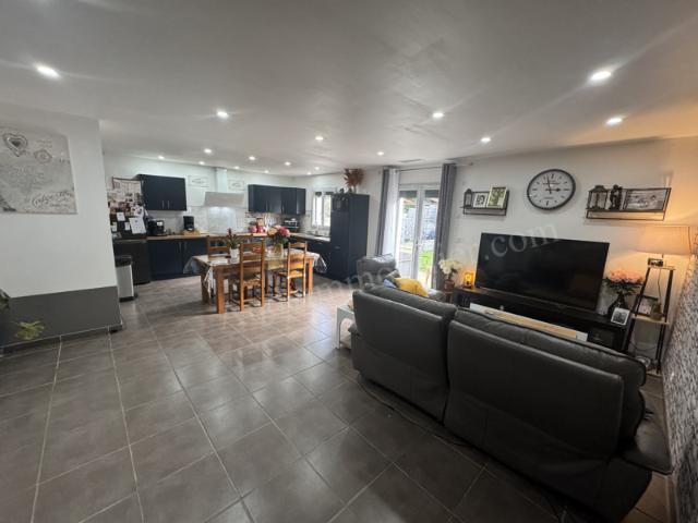 Villa de plain pied avec jardin et garage