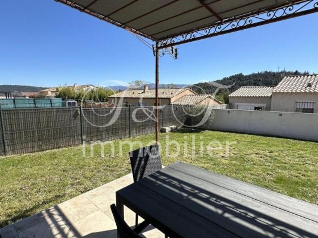 Villa de plain pied avec jardin et piscine