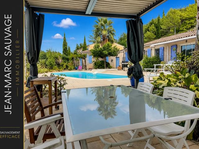Villa de plain pied avec studio indépendant, piscine et vue. 144m² Vidauban