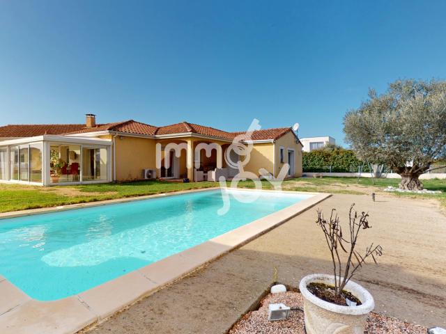 Villa de plain pied avec studio indépendant, piscine, véranda, double garage et jardin
