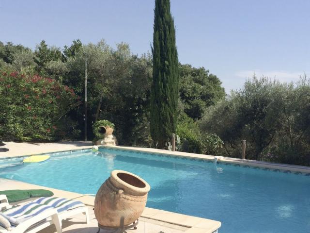 Villa de plain pied avec piscine village tous commerces