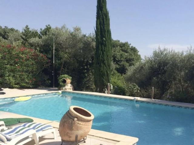 Villa de plain pied avec piscine village tous commerces