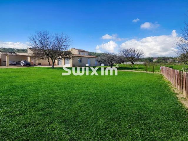Villa de plain pied avec piscine, dépendance et grand terrain