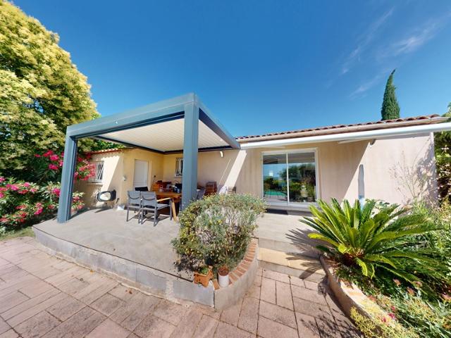 Villa de plain pied avec piscine et vue panoramique sur les Cévennes Un cadre de vie exceptionnel