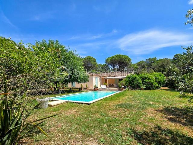 Villa de plain pied avec piscine et grand terrain plat