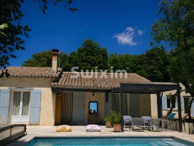 Villa de plain pied avec piscine et grand terrain