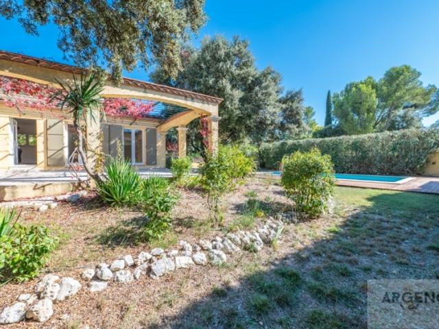 VILLA DE PLAIN PIED AVEC PISCINE ET GRAND JARDIN
