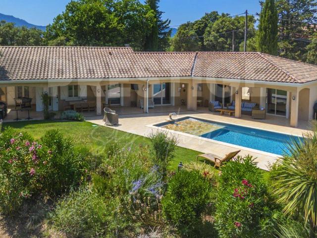 Villa de plain pied avec piscine et studio attenant
