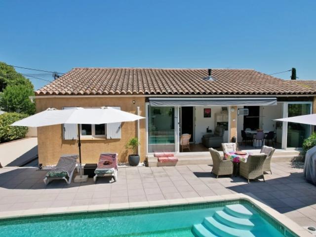 Villa de plain pied avec piscine proche tous commerces.