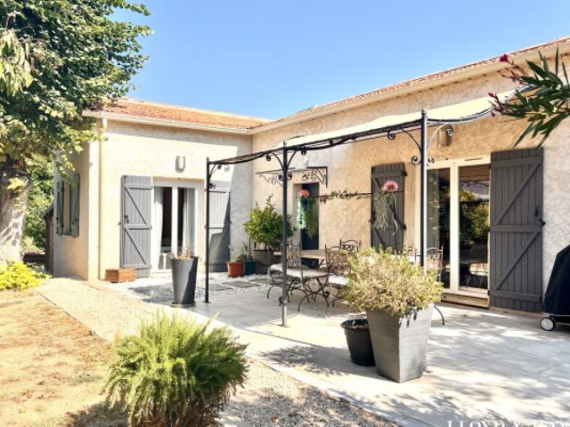Villa de plain pied avec piscine Proche village