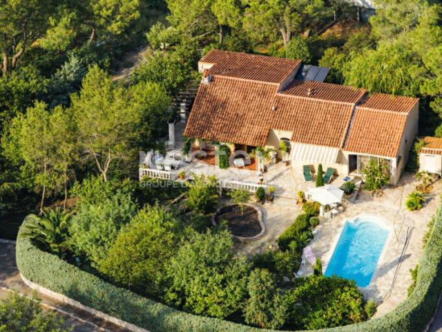 Villa de plain pied, avec piscine, sur un terrain de 1700 m²