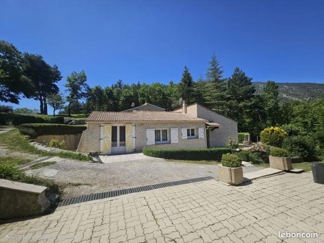 Villa de plain pied avec vue panoramique sur les montagnes, terrain 2800 m2, garage