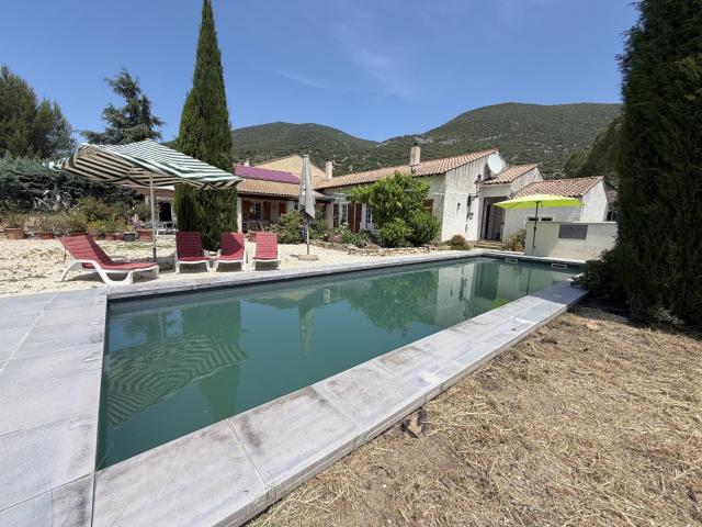 Villa de plain pied à 2 pas du centre village ! 190m² Rustrel